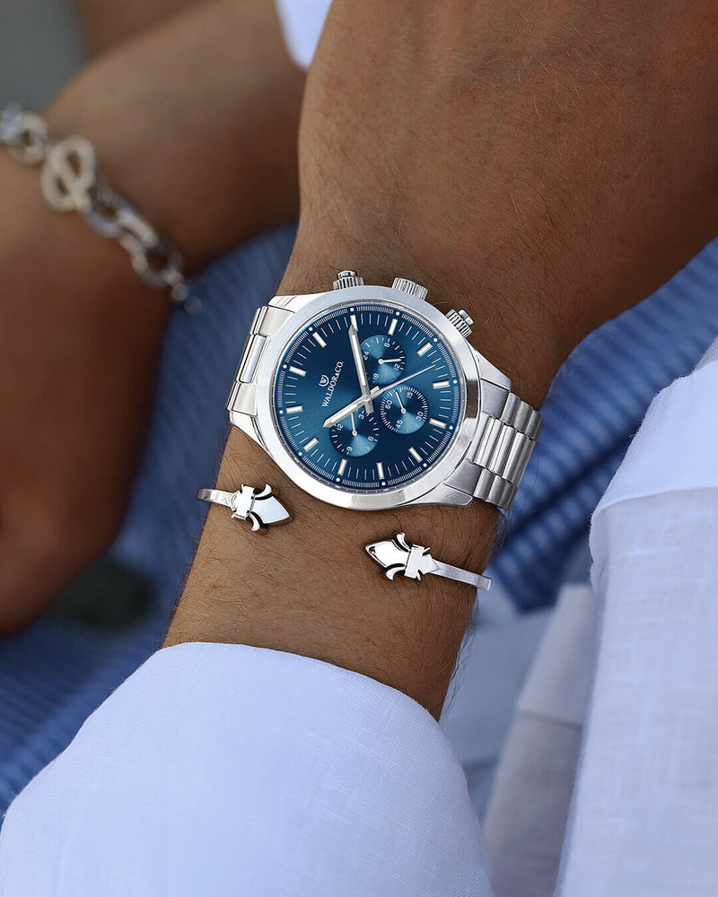 A round mens watch in rhodium-plated silver from Waldor & Co. with blue sunray dial and a second hand. Seiko movement. The model is Chrono 44 Como 44mm.