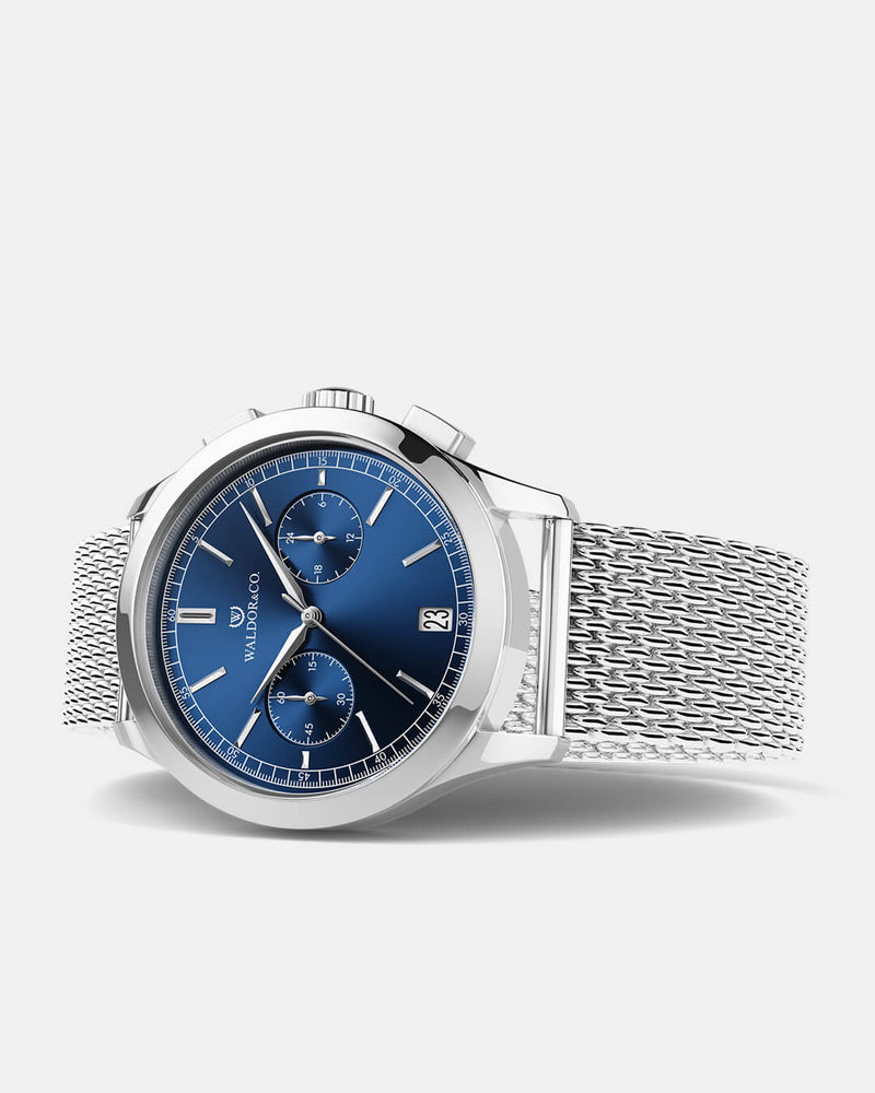 A round mens watch in rhodium-plated silver from Waldor & Co. with blue sunray dial and a second hand. Seiko movement. The model is Chrono 39 Sardinia 39mm.