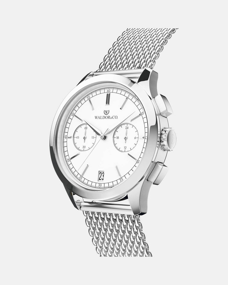 A round mens watch in rhodium-plated silver from Waldor & Co. with white sunray dial and a second hand. Seiko movement. The model is Chrono 39 Sardinia 39mm.