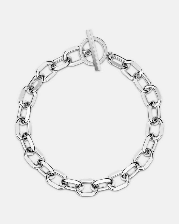 A polished stainless steel chain in silver from Waldor & Co. The model is Noble Chain Polished.