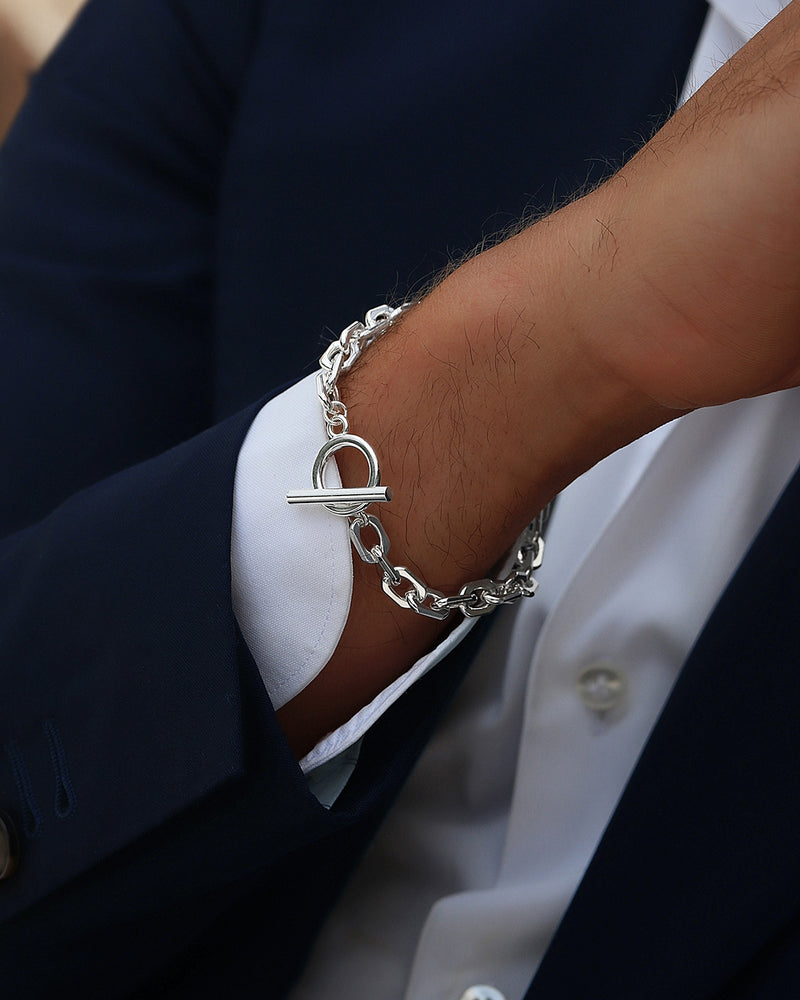 T-bar Chain Bracelet in 925 Sterling Silver from Waldor & Co. The model is Azur Chain Sterling Silver