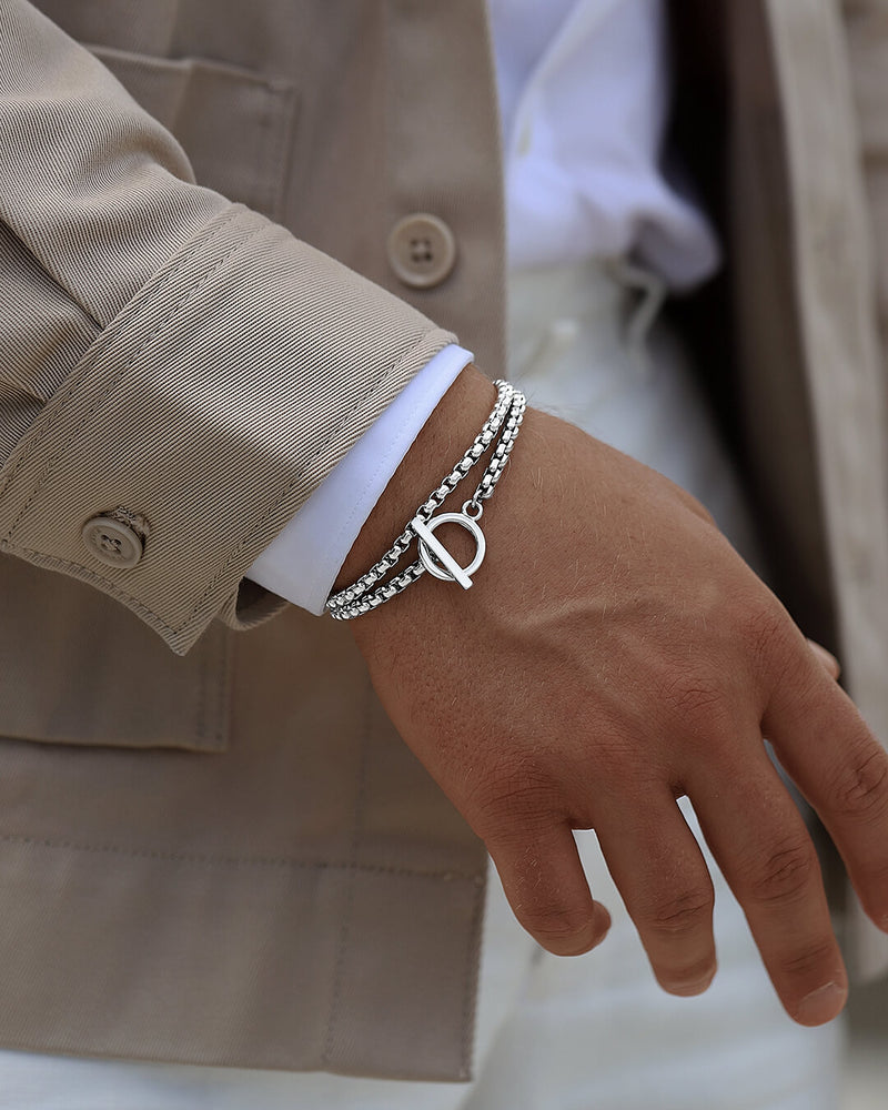 A plated stainless steel chain in silver from Waldor & Co. The model is Dual Chain Polished