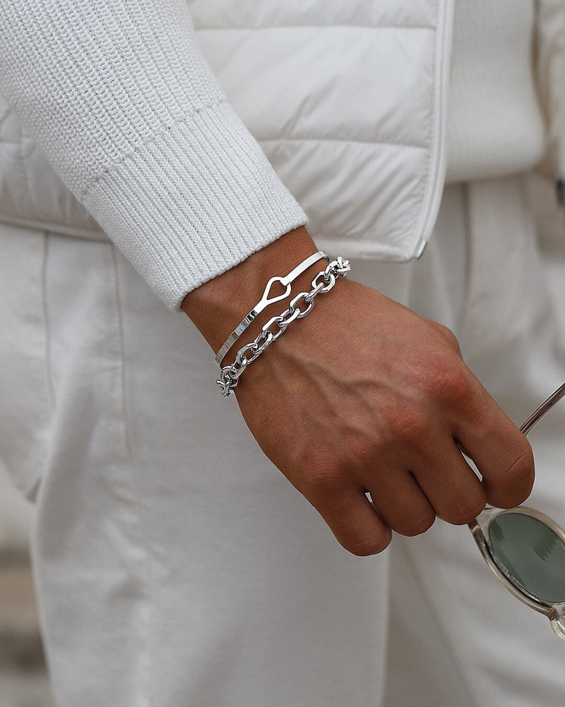 A polished stainless steel chain in silver from Waldor & Co. The model is Noble Chain Polished.