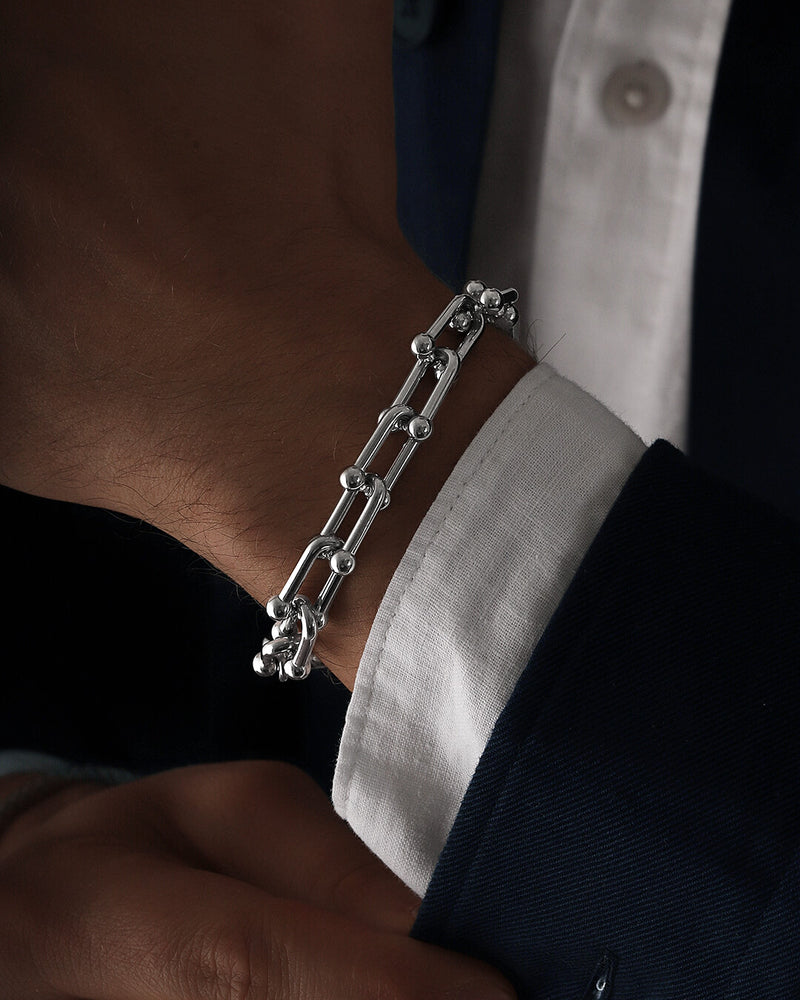 A polished stainless steel chain in silver from Waldor & Co. The model is Pivot Chain Polished.